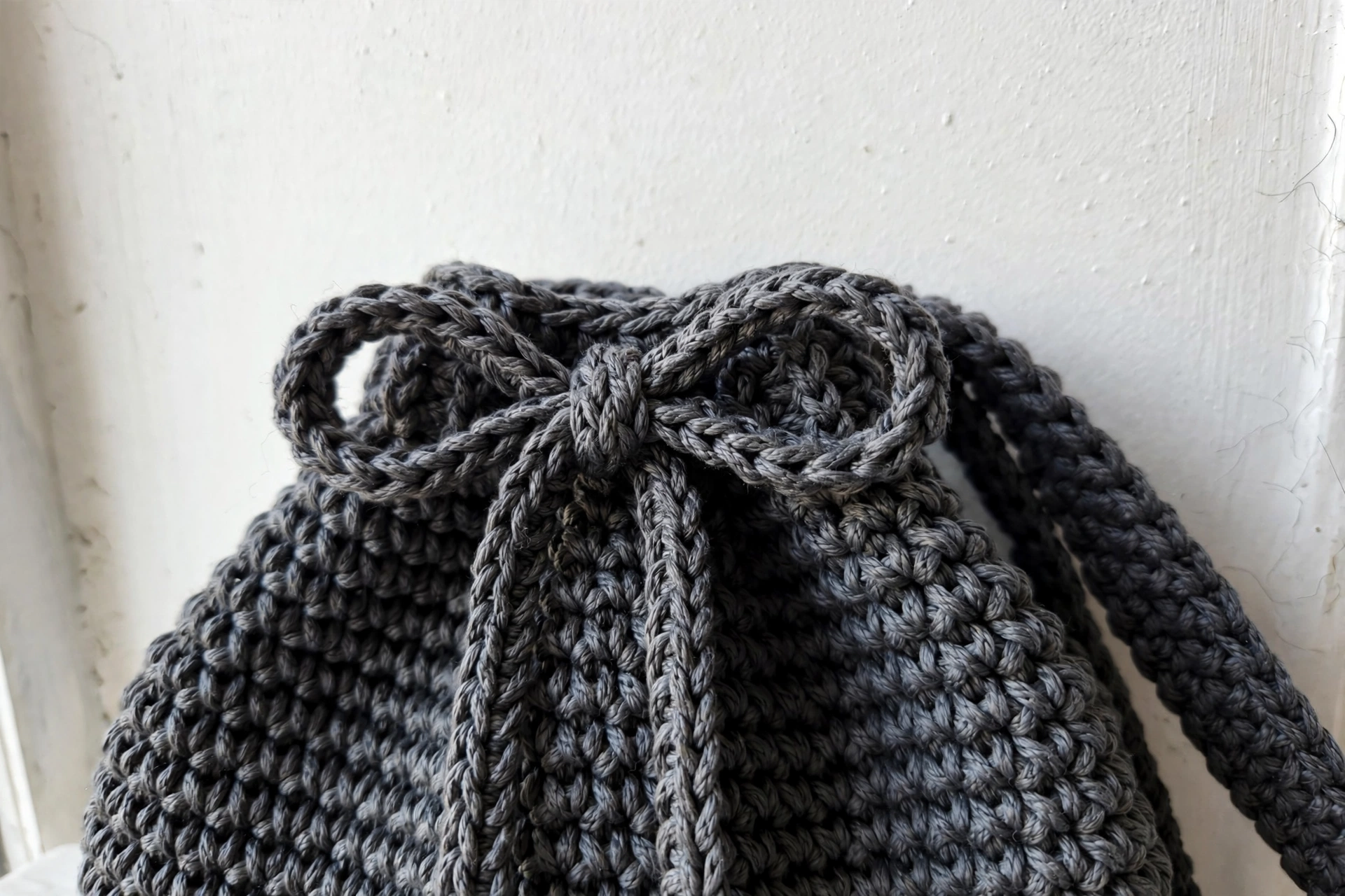 Bow shoulder bag panel construction