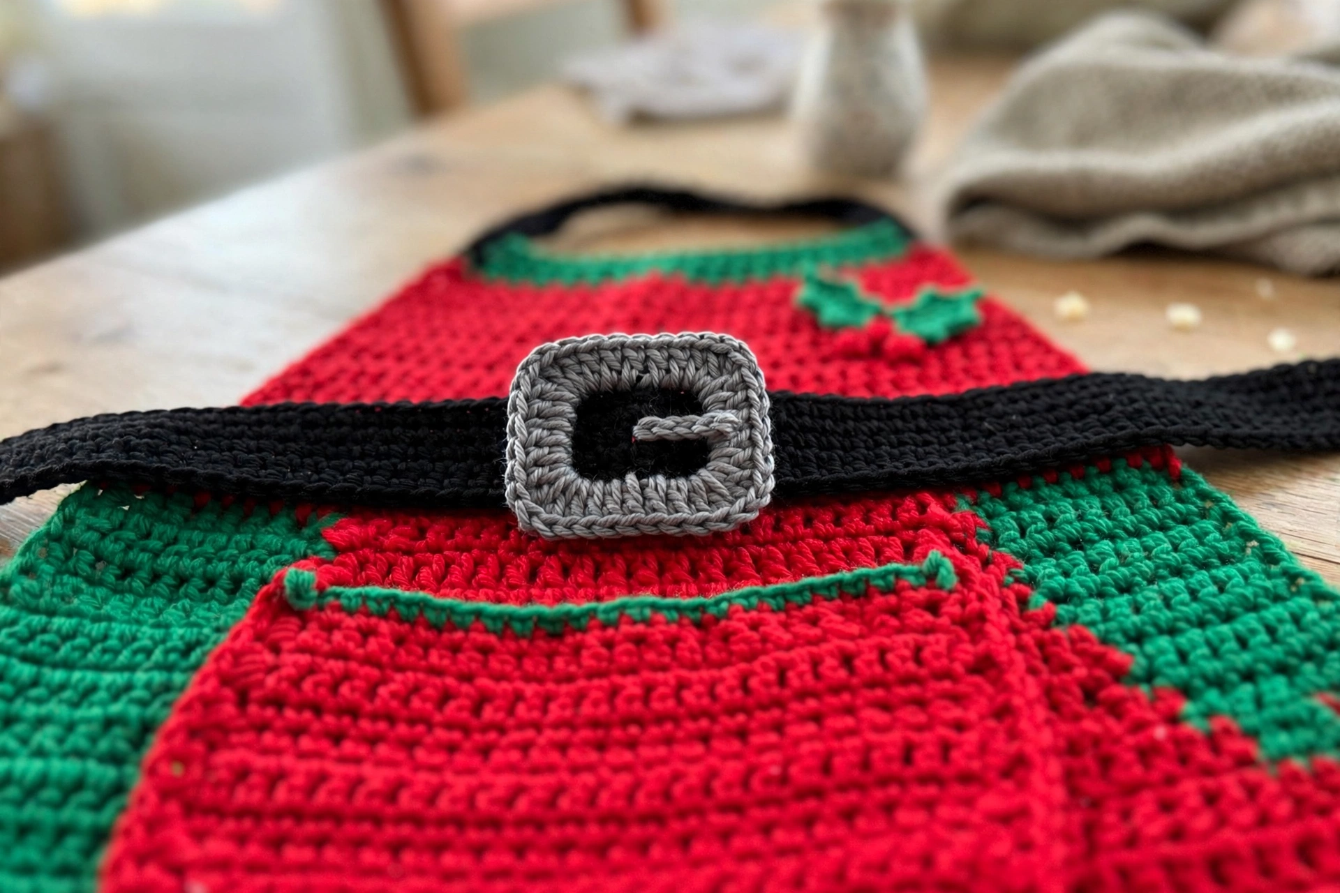 Elf apron buckle and pockets detail