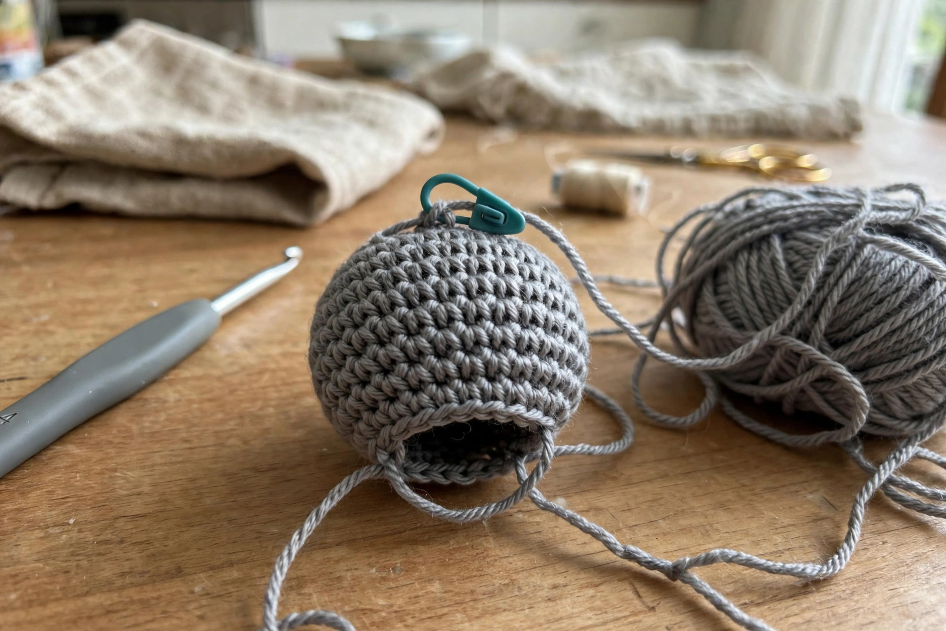Working Sharlotte's neat single crochet rounds
